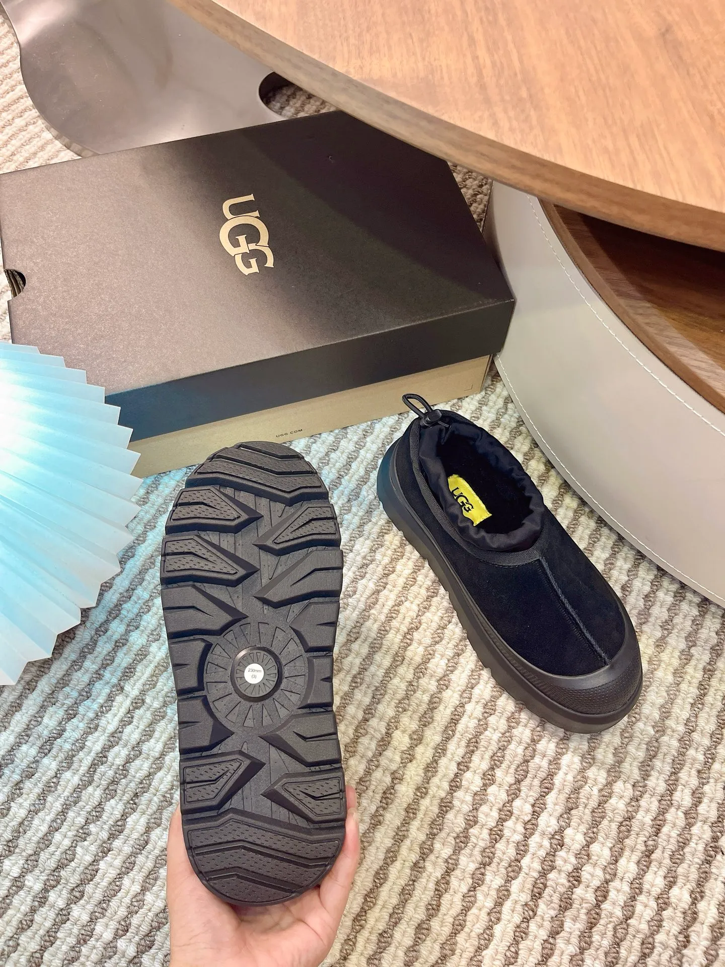[UGG] P:500💰 Couple shoes Size: 35-44 [Wang Yibo's same style] UGG2025 new winter style Tasman fashion shoes for men and women 1144096 Ugg new fur shoes for autumn and winter, snow boots, same style for men and women ~ Handsome slip-on, lazy shoes, super easy to put on and take off ~ Suede cowhide fabric ~The soles are molded from original soles, not cheap rubber foam, but made of modern material. The characteristics of this material are that it is light, wear-resistant and non-slip. The outsole has a clear logo imprint, which is comparable to that of a store~